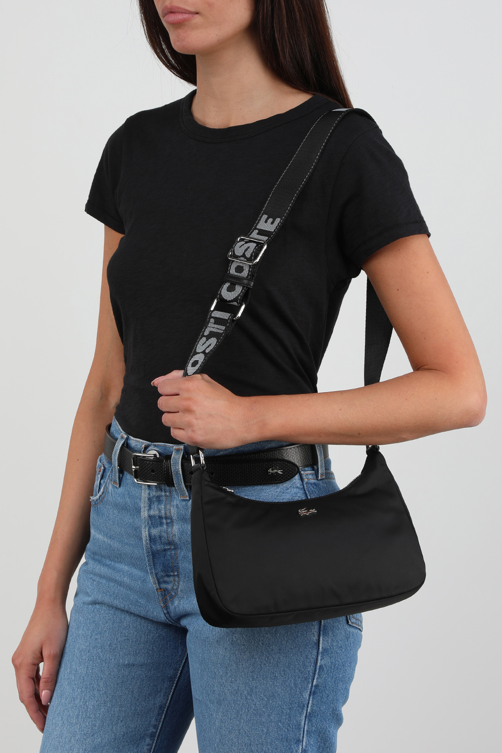 תמונת כל הלוק של תיק קרוס שחור בגימור ניילון